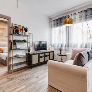 Soggiorno luminoso dell’appartamento Stylish Home Fabrizia a Roma, quartiere San Giovanni