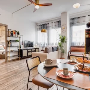 Soggiorno luminoso dell’appartamento Stylish Home Fabrizia a Roma, quartiere San Giovanni