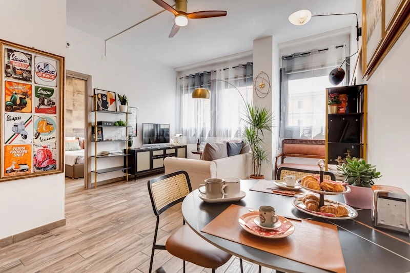 Soggiorno luminoso dell’appartamento Stylish Home Fabrizia a Roma, quartiere San Giovanni
