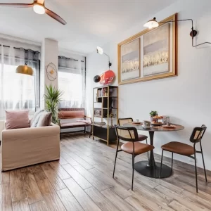 Soggiorno luminoso dell’appartamento Stylish Home Fabrizia a Roma, quartiere San Giovanni