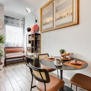 Soggiorno luminoso dell’appartamento Stylish Home Fabrizia a Roma, quartiere San Giovanni