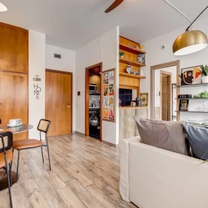 Soggiorno luminoso dell’appartamento Stylish Home Fabrizia a Roma, quartiere San Giovanni