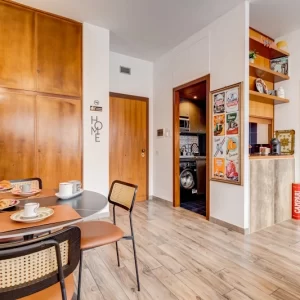 Soggiorno luminoso dell’appartamento Stylish Home Fabrizia a Roma, quartiere San Giovanni