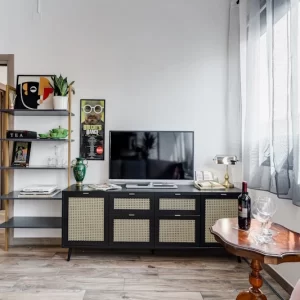 Soggiorno luminoso dell’appartamento Stylish Home Fabrizia a Roma, quartiere San Giovanni