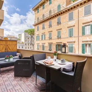 Terrazzo attrezzato dell’appartamento Lovely Home Fabrizia a Roma