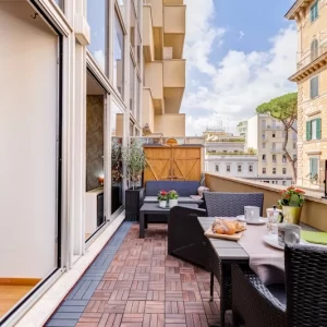 Terrazzo attrezzato dell’appartamento Lovely Home Fabrizia a Roma