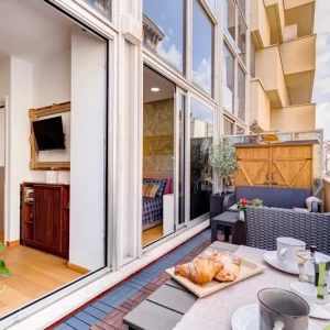 Terrazzo attrezzato dell’appartamento Lovely Home Fabrizia a Roma