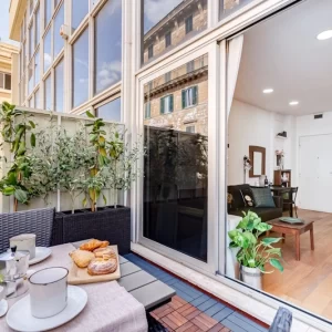 Terrazzo attrezzato dell’appartamento Lovely Home Fabrizia a Roma