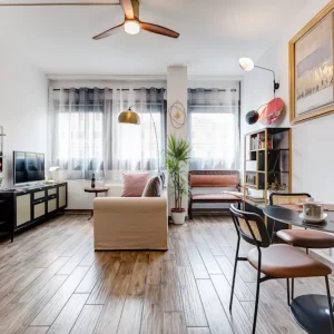 Soggiorno luminoso dell’appartamento Stylish Home Fabrizia a Roma, quartiere San Giovanni