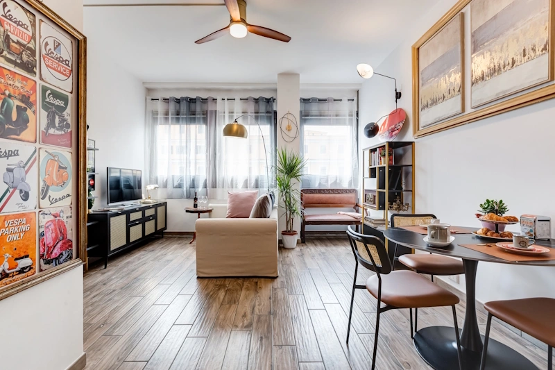 Soggiorno luminoso dell’appartamento Stylish Home Fabrizia a Roma, quartiere San Giovanni