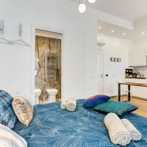 Zona notte con letto matrimoniale dell’appartamento Lovely Loft Fabrizia a Roma