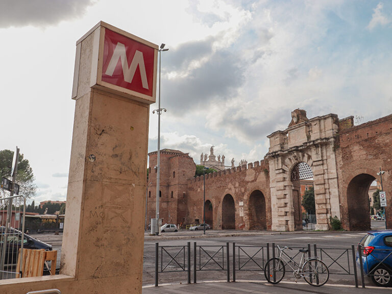 Vita quotidiana nel quartiere San Giovanni a Roma, tra negozi di quartiere e locali frequentati dai residenti
